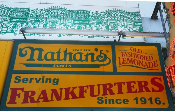 De nathan's oorspronkelijke restaurant teken op coney island, new york. — Stockfoto