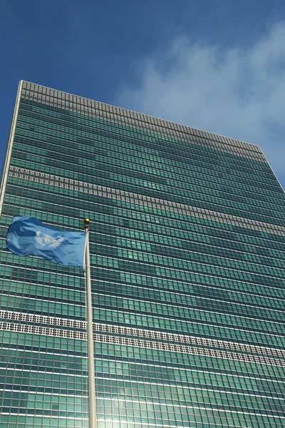 Bandeira das Nações Unidas em frente à sede da ONU em Nova York — Fotografia de Stock