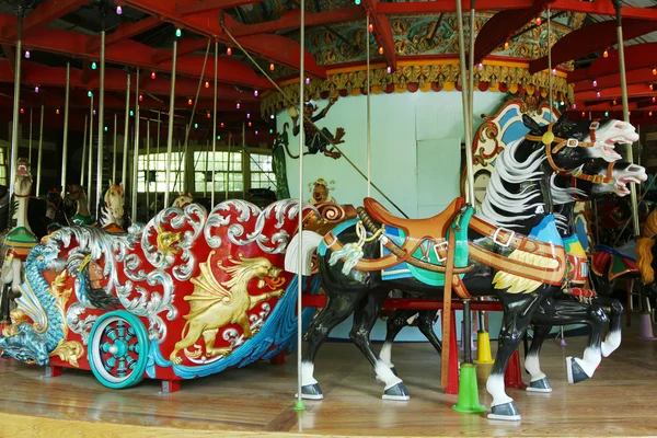 Caballos en un carrusel tradicional feria — Stockfoto