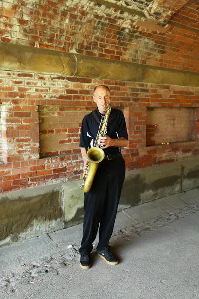 Jogador saxofone se apresentando sob a ponte Central Park em Manhattan — Fotografia de Stock