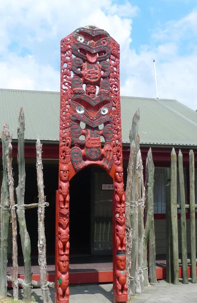 マオリ語でテ ・ プイア マオリ美術工芸学校、ロトルア、ニュージーランドの彫刻 — ストック写真