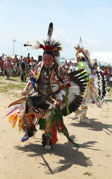 Неопознанные индейские танцоры в Нью-Йоркском клубе Pow Wow в Бруклине
