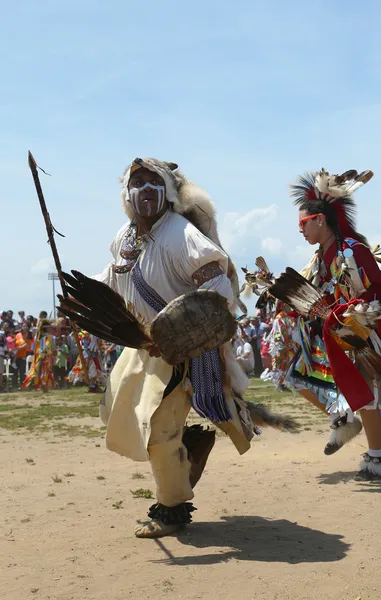 Bailarines nativos americanos no identificados en el Pow Wow de Nueva York en Brooklyn —  Fotos de Stock