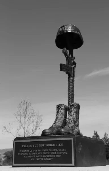 Monumento en honor de soldados caídos perdieron la vida en Irak y Afganistán en Veterans Memorial Park, Ciudad de Napa — Foto de Stock