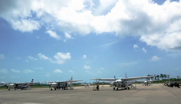 Aviões de curto alcance prontos para passageiros no aeroporto Philip S. W. Goldson em Belize — Fotografia de Stock