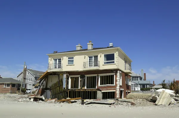 Förstörda stranden huset sex månader efter orkanen sandy — Stockfoto