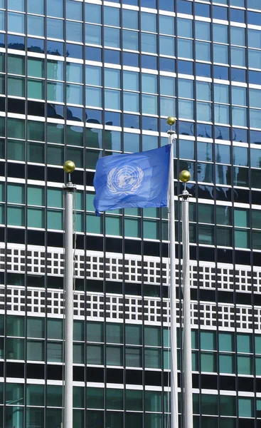 United Nations Flag in front of UN Headquarter in New York — Stock Photo, Image