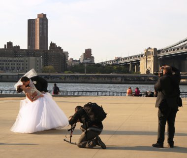 Yeni evli çift brooklyn Köprüsü'nün altında çekim ekibi ile fotoğrafçı