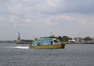 New york city su taksisi Anıtı önünde