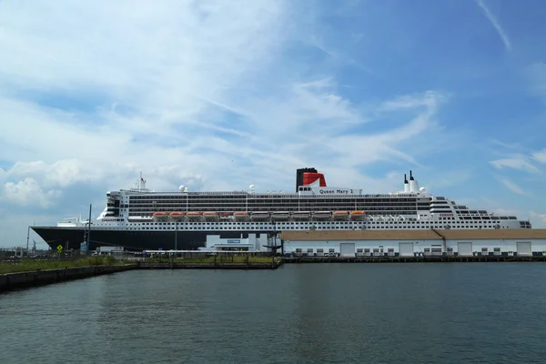 Queen mary 2 statek wycieczkowy zadokowany w brooklyn cruise terminal — Zdjęcie stockowe