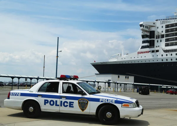 Autoridade Portuária Polícia Nova York New Jersey fornecendo segurança para Queen Mary 2 navio de cruzeiro — Fotografia de Stock
