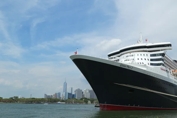 Круизный корабль Queen Mary 2 пристыковался к Бруклинскому круизному терминалу — стоковое фото