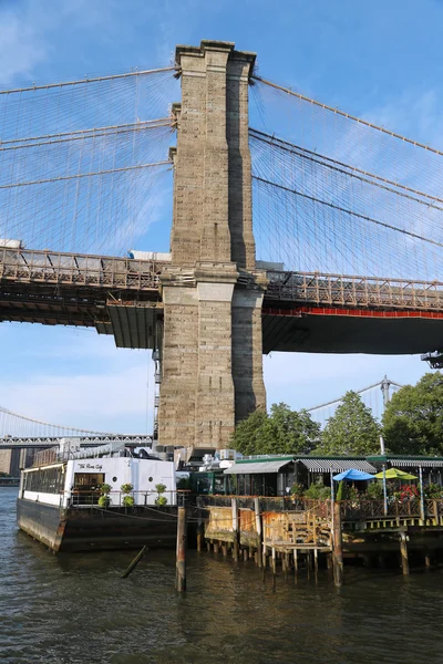 有名な川カフェ ブルックリン橋公園 — ストック写真