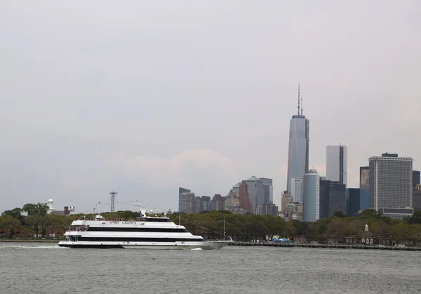 Spirit Cruises båt i New York havn – stockfoto