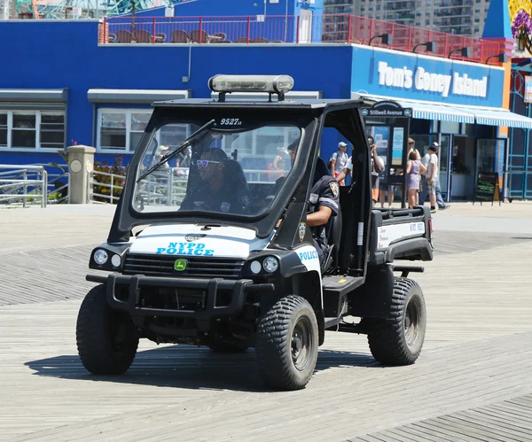 Veículo NYPD no Coney Island Boardwalk em Brooklyn — Fotografia de Stock