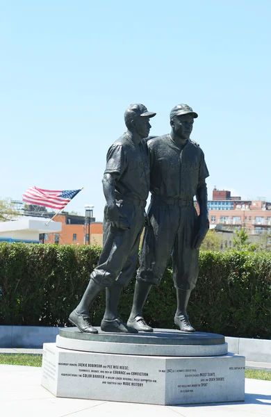 Estátua de Jackie Robinson e Pee Wee Reese em Brooklyn — Fotografia de Stock