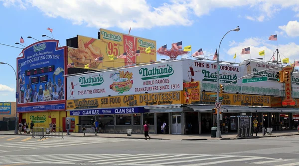 Das ursprüngliche restaurant von nathan auf coney island, new york. — Stockfoto