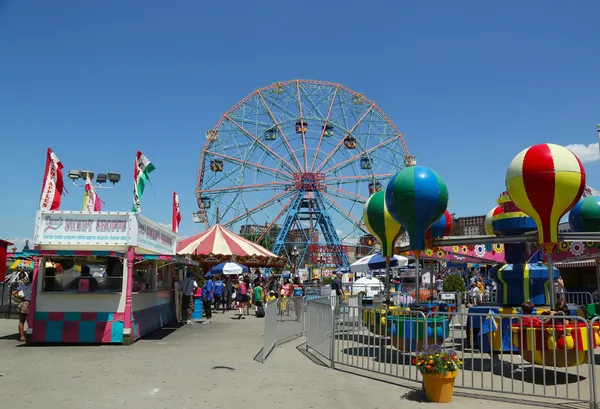 Koło w parku rozrywki coney island — Zdjęcie stockowe