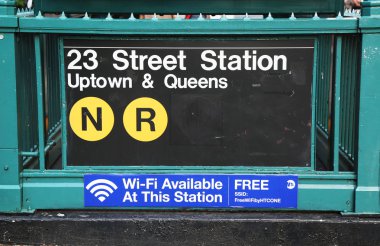 Cadde NYC metro girişinde