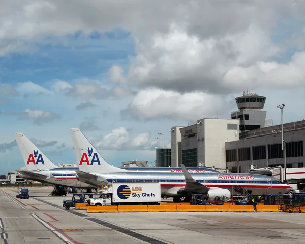 Letadla společnosti American airlines na mezinárodní letiště v miami — Stock fotografie