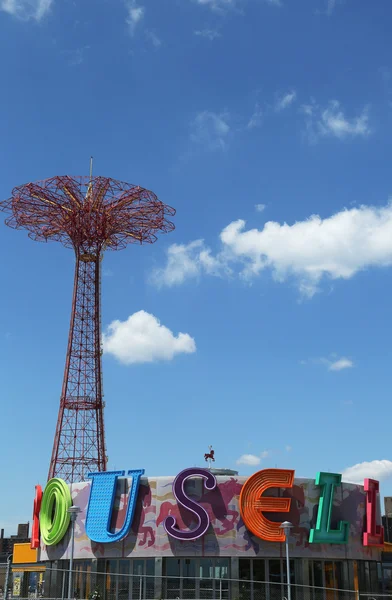 降落伞跳塔和恢复历史 & B 旋转木马在布鲁克林 — 图库照片
