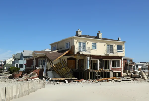 Zerstörte Strandhäuser in verwüstetem Gebiet sechs Monate nach Hurrikan sandig — Stockfoto