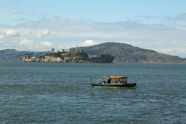 Båttaxi framför alcatraz island i san francisco bay — Stockfoto