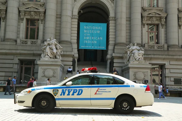 Coche de la policía de Nueva York frente al Museo Nacional del Indio Americano en Manhattan — Foto de Stock