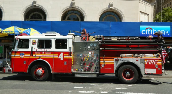 在曼哈顿的纽约消防局引擎 4 — 图库照片