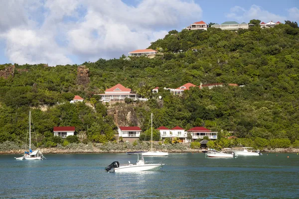 Teure villen und boote in st. jean bay in st barts, französisch westindien — Stockfoto