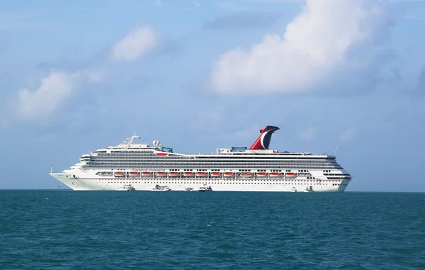 Carnival Conquest Cruise Ship anclas cerca de la ciudad de Belice —  Fotos de Stock