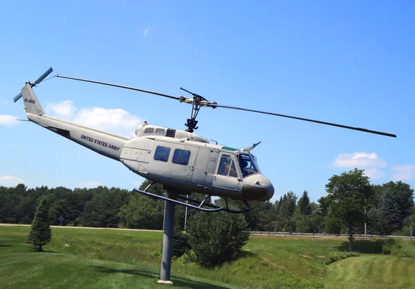 Huey hubschrauber uh-1d am vietnam kriegsdenkmal in bangor, maine — Stockfoto