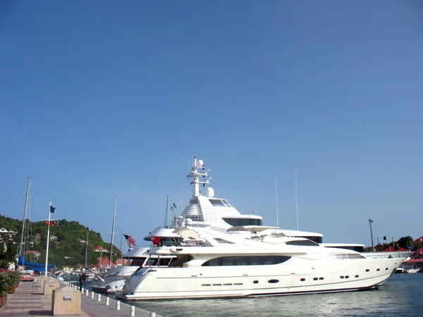 Mega yates en Gustavia Harbor en St Barths, Indias Occidentales Francesas —  Fotos de Stock