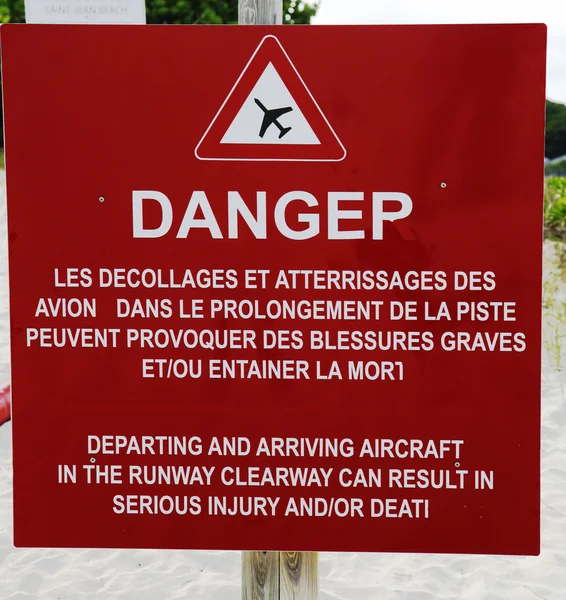 St 在跑道旁边的危险符号 barts gustaf 三机场、 法属西印度群岛 — 图库照片