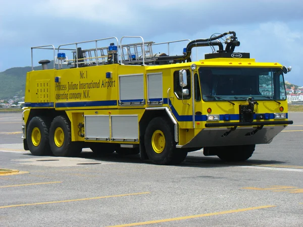 Feuerwehrauto auf dem flughafen princess juliana, st. maarten — Stockfoto