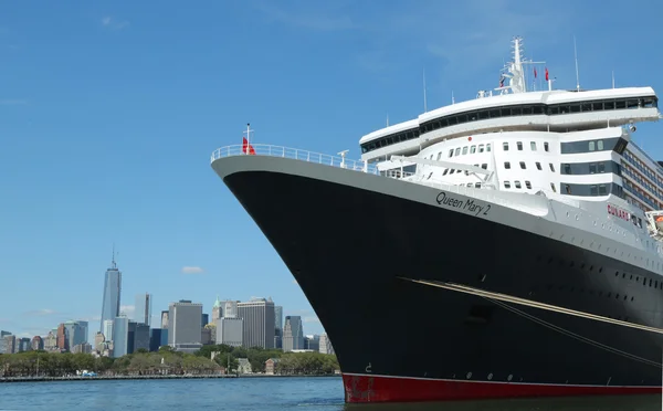 Queen mary 2 výletní loď zakotvila v Brooklynu terminálu — Stock fotografie