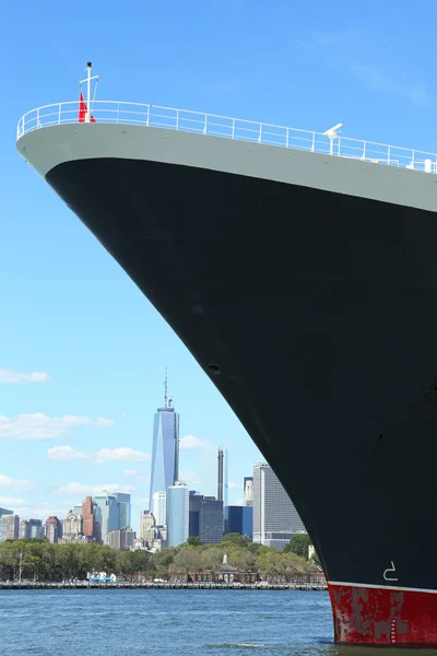 Queen mary 2 kryssningsfartyg dockad på brooklyn cruise terminal — Stockfoto