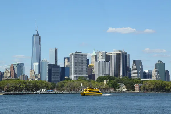 Taxi acuático de Nueva York en la parte delantera del Bajo Manhattan — Foto de Stock