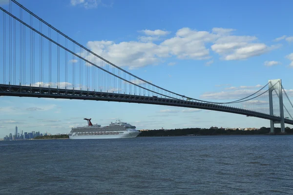 Carnival glory kryssningsfartyg lämnar new york — Stockfoto