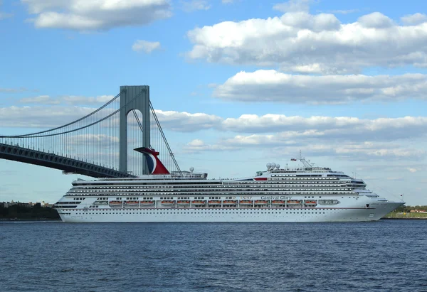 Carnival glory kryssningsfartyg lämnar new york — Stockfoto