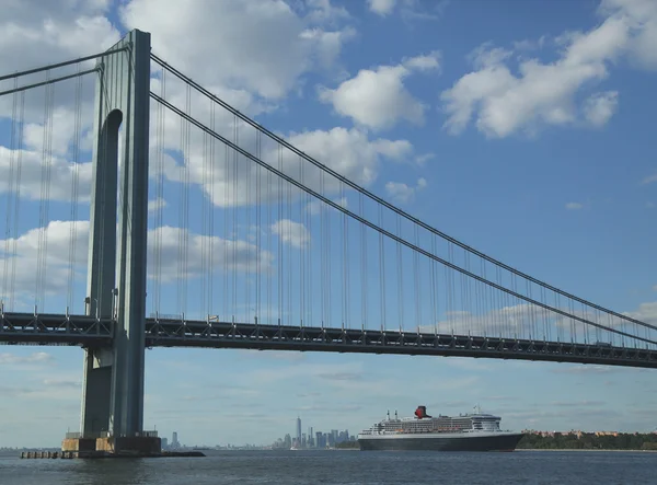 Queen Mary 2 Kreuzfahrtschiff im New Yorker Hafen unter der Verrazano-Brücke auf dem Weg zur Transatlantiküberquerung von New York nach Southampton — Stockfoto