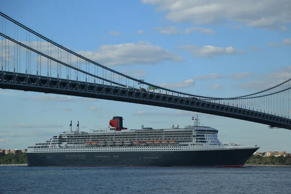 Koningin mary 2 cruise schip in de haven van new york voor transatlantische overtocht rubriek verrazano brug van new york naar southampton — Stockfoto