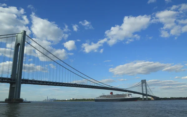 Queen mary 2 kryssningsfartyg i new Yorks hamn under verrazano bridge rubrik för transatlantiska passage från new york till southampton — Stockfoto