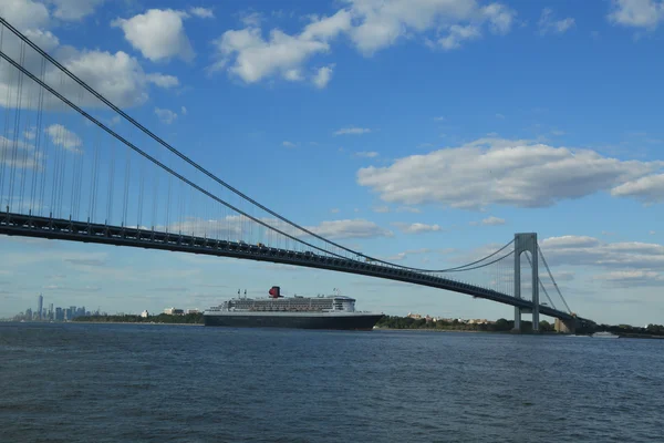 クイーンメリー号 2 客船の大西洋横断の verrazano 橋見出しの下のニューヨーク港でニューヨークからサウサンプトンへ — ストック写真