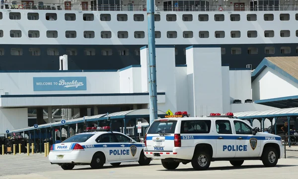 Полиция Нью-Йорка Нью-Джерси обеспечивает безопасность круизного лайнера Queen Mary 2, причаливающего к круизному терминалу в Бруклине — стоковое фото