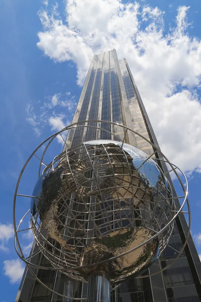 Globe devant le Trump International Hotel and Tower à Columbus Circle, Manhattan, New York — Photo