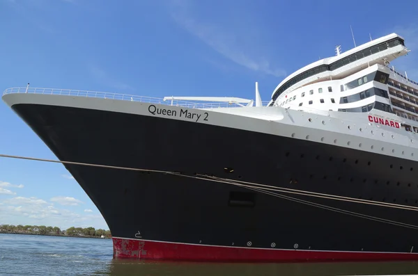 Queen mary 2 výletní loď zakotvila v Brooklynu terminálu — Stock fotografie