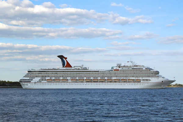 Carnaval glorie cruiseschip vertrek uit new york — Stockfoto