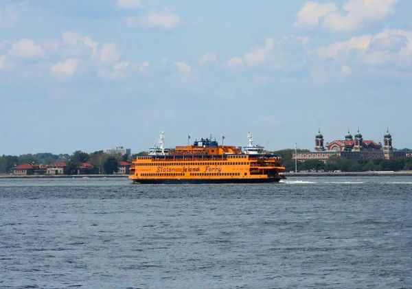 Staten Island Ferry next to Ellis Island in New York Harbor — Stock Photo, Image
