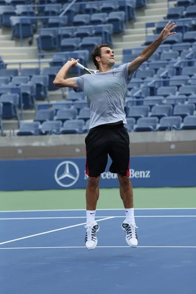 Diecisiete veces campeón del Grand Slam Roger Federer practica para el US Open 2013 en el Arthur Ashe Stadium en el Billie Jean King National Tennis Center — Foto de Stock